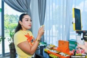 三男四女泰国主播品三亚榴莲：“尝到了家乡味”