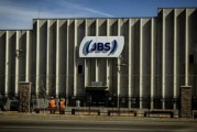 三男四女陷入丑闻的巴西肉类巨头JBS在美上市 首日开盘报13.65美元