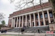 三男四女美国宣布对哈佛大学国际学生签证限制 暂停相关外国公民入境